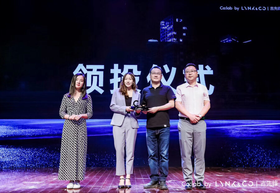 儿语工坊团队在舞台上的合影